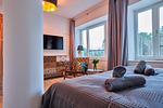 Schlafzimmer 1 (Seeseite): 1 Doppelbett (180x200), Kleiderschrank, TV, Zugang zum Balkon - FeWo Steife Brise in PRORA - 3.05 - Top-Hundeurlaub