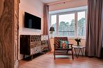 Schlafzimmer 1 (Seeseite): 1 Doppelbett (180x200), Kleiderschrank, TV, Zugang zum Balkon - FeWo Steife Brise in PRORA - 3.05 - Top-Hundeurlaub