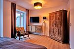 Schlafzimmer 2 (Landseite): 1 Doppelbett (180x200), Kleiderschrank, TV - FeWo Steife Brise in PRORA - 3.05 - Top-Hundeurlaub