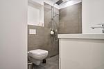 Badezimmer: Regendusche, WC, Waschbecken, Haartrockner - FeWo Steife Brise in PRORA - 3.05 - Top-Hundeurlaub
