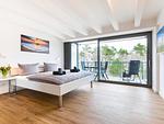 Schlafzimmer 1: Doppelbett (180x200), TV, Zugang zum Balkon, - Blick Richtung Meer - FeWo Dünenheide 3.4 in PRORA - 7.34 - Top-Hundeurlaub