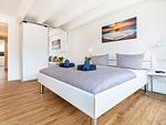 Schlafzimmer 1: Doppelbett (180x200), TV, Zugang zum Balkon, - Blick Richtung Meer - FeWo Dünenheide 3.4 in PRORA - 7.34 - Top-Hundeurlaub