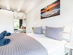 Schlafzimmer 1: Doppelbett (180x200), TV, Zugang zum Balkon, - Blick Richtung Meer - FeWo Dünenheide 3.4 in PRORA - 7.34 - Top-Hundeurlaub