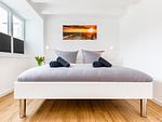 Schlafzimmer 2: Doppelbett (180x200), TV - FeWo Dünenheide 3.4 in PRORA - 7.34 - Top-Hundeurlaub