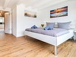Schlafzimmer 1: Doppelbett (180x200), TV, Zugang zum Balkon, - Blick auf das Meer - FeWo Dünenheide 3.3 in PRORA - 7.33 - Top-Hundeurlaub