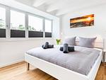 Schlafzimmer 1: Doppelbett (180x200), TV - FeWo Dünenheide 3.3 in PRORA - 7.33 - Top-Hundeurlaub