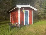 Außenansicht der Pomp Stuga in Stöllet – kleine Stuga auf Campingplatz in Värmland - Pomp Stuga - Top-Hundeurlaub