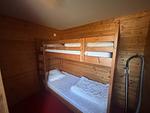 Schlafzimmer mit Doppelbett im Log Home in Stöllet – Ferienhaus in Värmland - Log Home - Top-Hundeurlaub