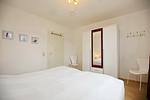 1. Schlafzimmer mit Doppelbett und Kleiderschrank - Wohnung 128 - Top-Hundeurlaub