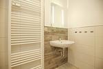 Badezimmer mit Waschbecken und Spiegel - Wohnung 128 - Top-Hundeurlaub