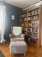 Wohnzimmer mit Bücherregal im Ferienhaus Ryd für entspannte Stunden - Familienhaus Ryd - Top-Hundeurlaub