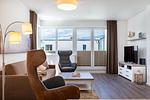 Wohn-/Essbereich mit Doppelschlafcouch, Couchtisch, TV und Zugang zur Dachterrasse - Aparthotel Ostseeallee 5-46 - Top-Hundeurlaub