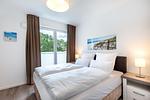 Schlafzimmer "2" mit Boxspringbett (1,80 x 2,00 m) - Aparthotel Ostseeallee 5-46 - Top-Hundeurlaub