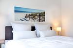 Schlafzimmer "2" mit Boxspringbett - Aparthotel Ostseeallee 5-46 - Top-Hundeurlaub