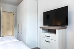 Schlafzimmer "2" mit Boxspringbett und TV - Aparthotel Ostseeallee 5-46 - Top-Hundeurlaub