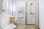 Badezimmer "2" mit Dusche, Waschtisch, Spiegel und WC - Aparthotel Ostseeallee 5-46 - Top-Hundeurlaub