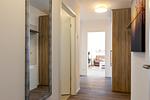 Flur mit Spiegel und Blick zum Wohn-/Essbereich - Aparthotel Ostseeallee 5-46 - Top-Hundeurlaub
