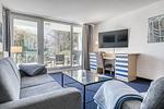 Ferienwohnung Strandrose Zingst – stilvoller Wohnbereich mit Balkon und Blick ins Grüne - Strandrose - Top-Hundeurlaub