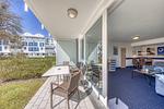 Ferienwohnung Strandrose Zingst – Terrasse mit Sitzbereich und Blick ins Grüne - Strandrose - Top-Hundeurlaub
