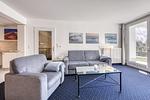 Ferienwohnung Strandrose Zingst – Helles Wohnzimmer mit gemütlicher Sitzgruppe und Glas-Couchtisch - Strandrose - Top-Hundeurlaub