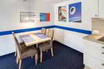 Ferienwohnung Strandrose Zingst – Gemütlicher Essbereich mit maritimer Wanddekoration - Strandrose - Top-Hundeurlaub