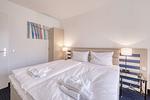 Ferienwohnung Strandrose Zingst – Helles Schlafzimmer mit komfortablem Doppelbett - Strandrose - Top-Hundeurlaub