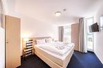 Ferienwohnung Strandrose Zingst – Großzügiges Schlafzimmer mit Boxspringbett und Zugang zur Terrasse - Strandrose - Top-Hundeurlaub
