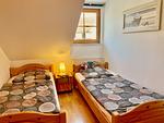 Schlafzimmer mit zwei Einzelbetten - Reihenhaus 8b - Muschel - Top-Hundeurlaub