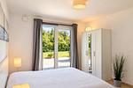 1. Schlafzimmer mit Schrank - Wohnung Küstenperle - Top-Hundeurlaub