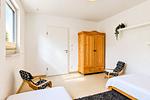 2. Schlafzimmer mit Schrank - Wohnung Küstenperle - Top-Hundeurlaub