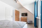 Schlafzimmer 1 mit Flachbild TV - Strandhaus WE 05 "Knud's Hus" - Top-Hundeurlaub