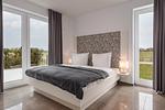 Schlafraum mit Blick auf Balkon - Villa Bernstein WE 08 - Top-Hundeurlaub