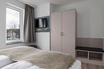 Schlafzimmer - Westside Arthotel Apartment 121 - Top-Hundeurlaub