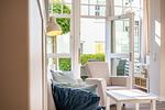 Wohnbereich mit Blick zum Eingang / Terrasse - Strandstraße 16 WE 01 "Beachtime" - Top-Hundeurlaub