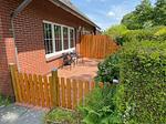 Terrasse mit zwei Stühlen und Blick auf den Garten. - Fewo Seeschwalbe A - Top-Hundeurlaub
