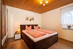 Schlafzimmer mit TV und Komfortbett, die motorisch in Kopf- und Fußteil verstellbar ist. - Haus Ostseetraum - Top-Hundeurlaub