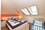 Schlafzimmer mit Kinderbett - Haus Ostseetraum - Top-Hundeurlaub