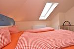 Schlafzimmer mit Babybett - Haus Ostseetraum - Top-Hundeurlaub