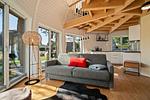 ChatGPT:Ferienhaus Nordkugel – Kugelhaus am Tollensesee – stilvoller Wohnbereich mit Panoramablick in den Garten - Nordkugel - Top-Hundeurlaub
