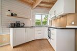 Ferienhaus Nordkugel – Kugelhaus am Tollensesee – moderne vollausgestattete Einbauküche mit Fenster ins Grüne - Nordkugel - Top-Hundeurlaub