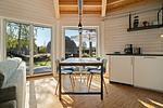 Ferienhaus Nordkugel – Kugelhaus am Tollensesee – moderner Essbereich mit Gartenblick und Zugang zur Terrasse - Nordkugel - Top-Hundeurlaub