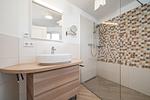 Ferienhaus Nordkugel – Kugelhaus am Tollensesee – modernes Bad mit bodengleicher Dusche & Waschtisch aus Holz - Nordkugel - Top-Hundeurlaub