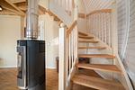 Ferienhaus Nordkugel – Kugelhaus am Tollensesee – elegante Holztreppe zur Galerie mit zentralem Kaminofen - Nordkugel - Top-Hundeurlaub