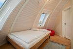 Ferienhaus Nordkugel – Kugelhaus am Tollensesee – gemütliches Schlafzimmer im Obergeschoss mit Dachfenstern - Nordkugel - Top-Hundeurlaub