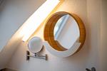 Ferienhaus Nordkugel – Kugelhaus am Tollensesee – stilvolles Detail im Bad: modernes Spiegel-Design mit warmem Licht - Nordkugel - Top-Hundeurlaub