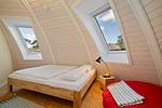 ChatGPT:Ferienhaus Nordkugel – Gemütliches Schlafzimmer mit Panoramablick unter gewölbtem Dach - Nordkugel - Top-Hundeurlaub