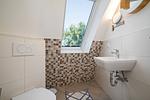 Ferienhaus Nordkugel – Kugelhaus am Tollensesee – helles Gäste-WC im Obergeschoss mit Dachfenster & Mosaikakzent - Nordkugel - Top-Hundeurlaub