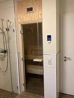 Sauna mit Glasfront und Holzverkleidung. - Ferienhaus Nordlicht - Top-Hundeurlaub
