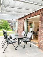 Terrasse mit Tisch und Stühlen - Ferienhaus Nordlicht - Top-Hundeurlaub