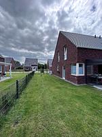 Außenansicht eines Ferienhauses mit Rasenfläche. - Ferienhaus Leo - Top-Hundeurlaub